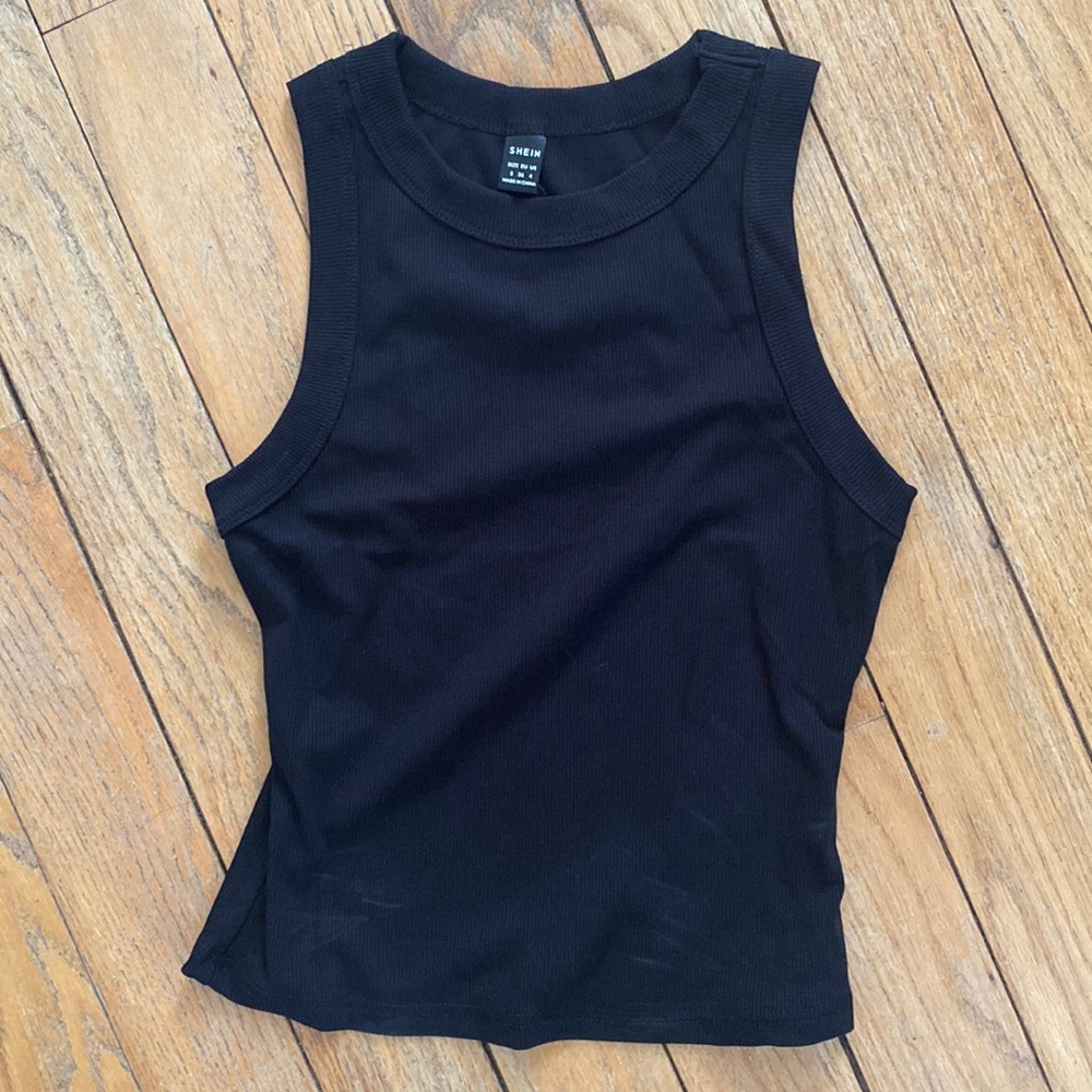 Black crop tank